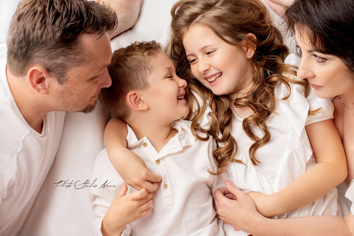 White photo session for families with older kids - Photo Studio Nana